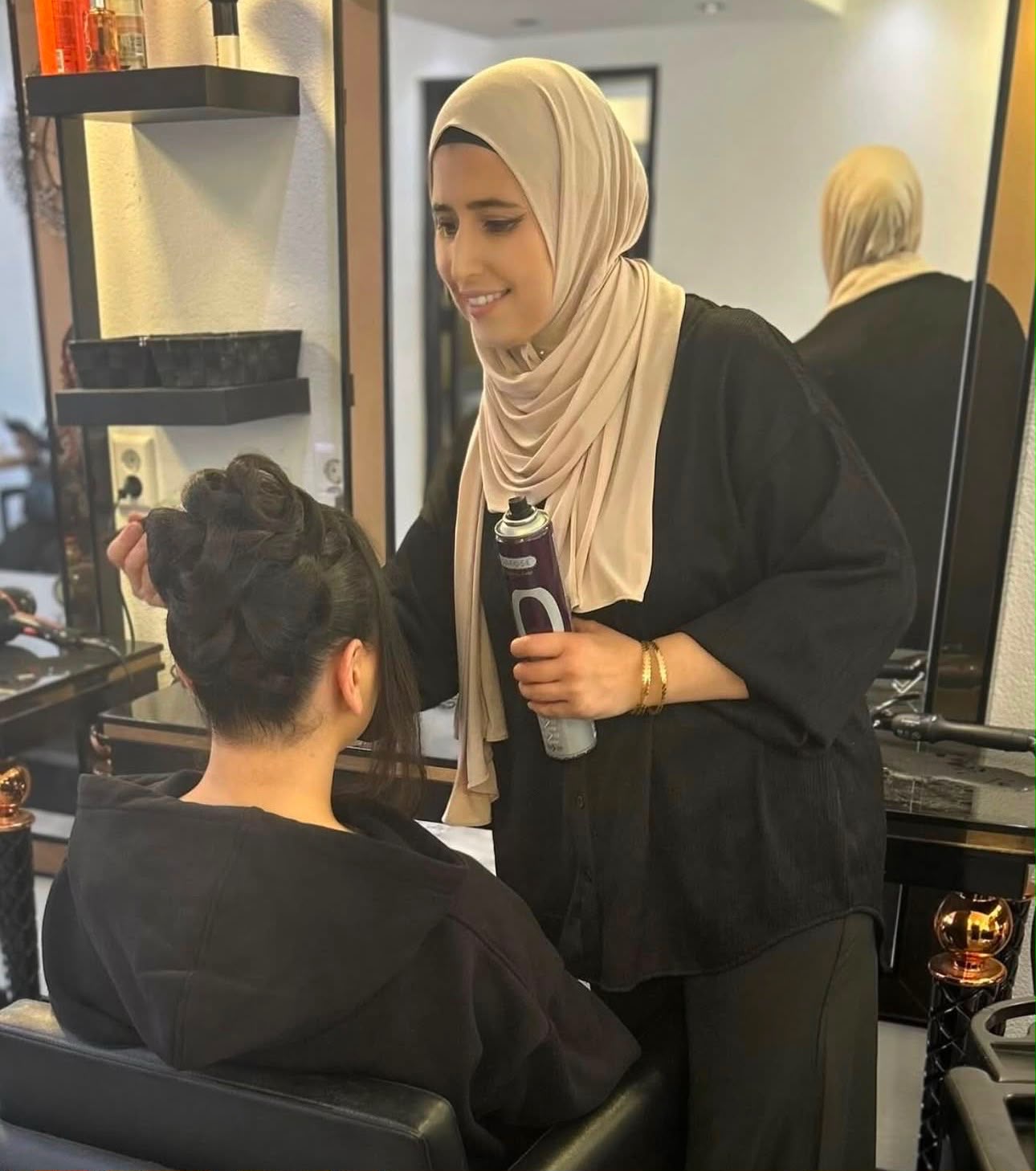 Filiz aan het werk in de kapsalon — een klant met opgestoken haar
